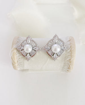 Gisela Pearl Stud Earrings