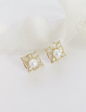 Gisela Pearl Stud Earrings